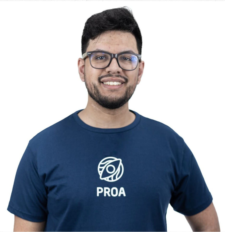 Adrian Araujo homem, branco com estrutura média vestindo camiseta azul do proa